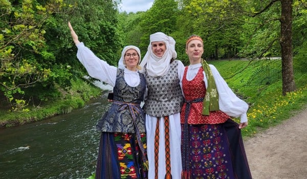 Tautadienis antrus metus kviečia puoštis tautiniu ar baltišku kostiumu